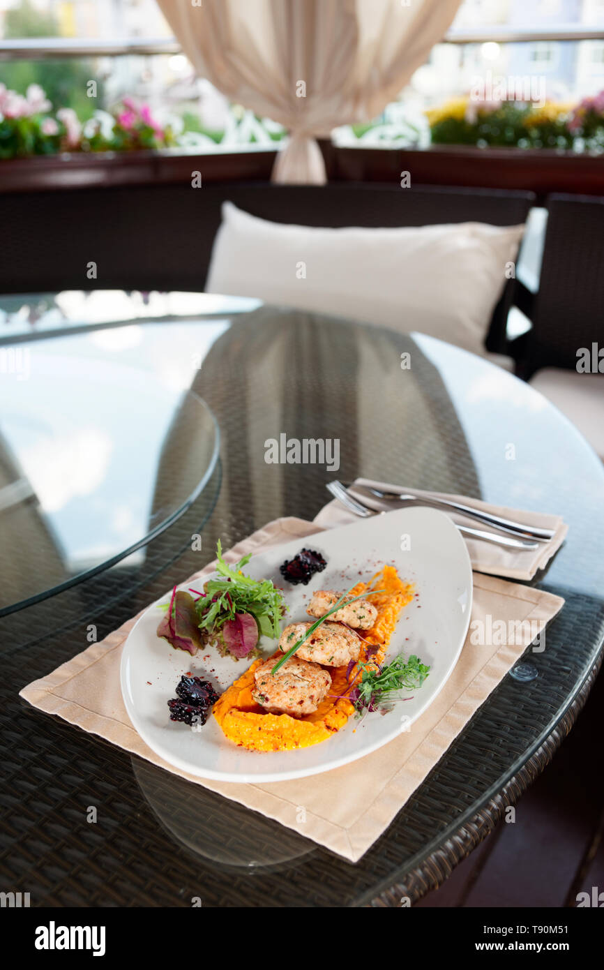 Carne bianca patty dolci con la zucca sul tavolo ristorante Foto Stock