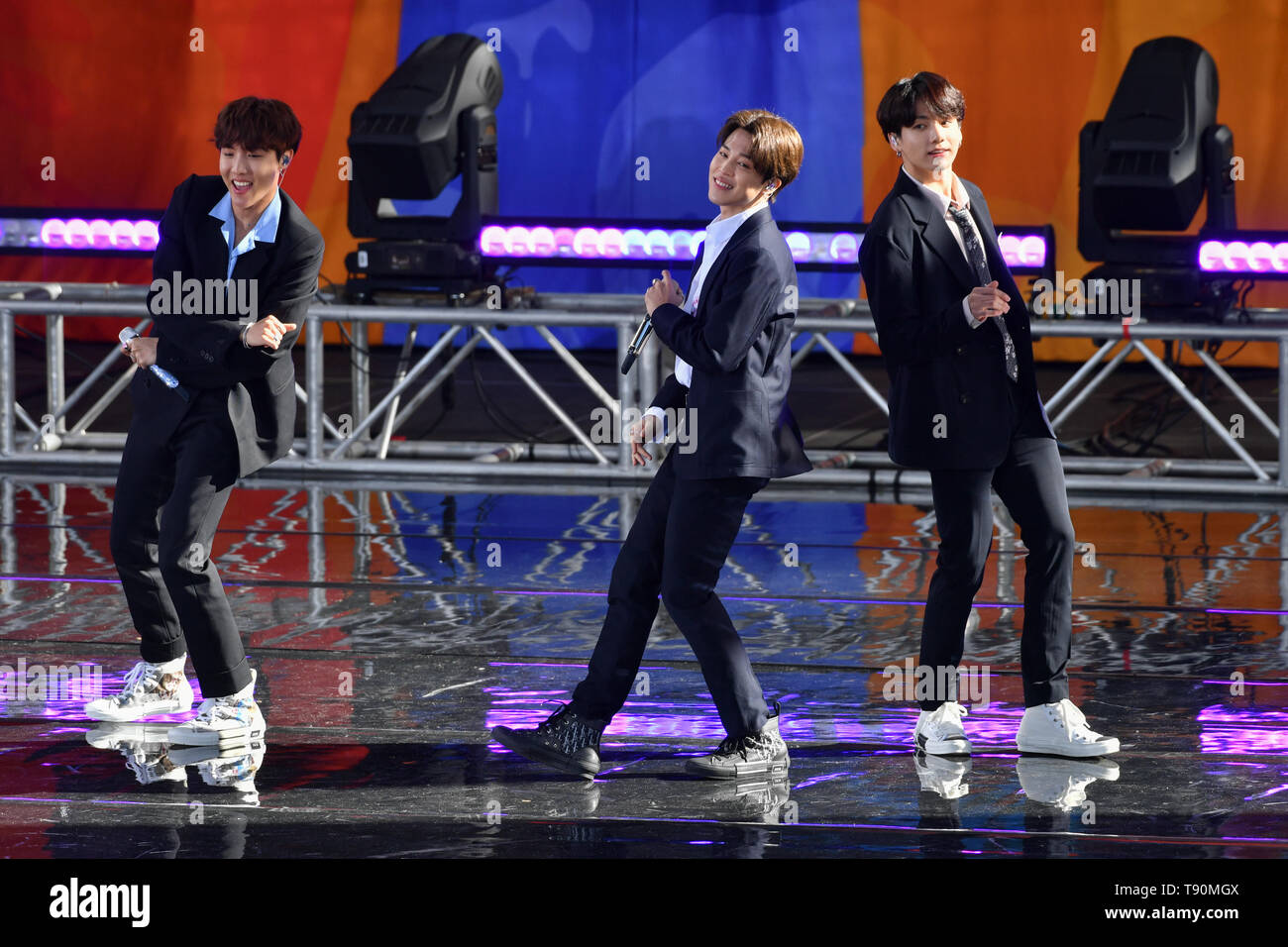 Kim Tae-hyung, Parco Ji-min, Jungkook, Suga, Kim Seok-jin, RM e J-speranza di BTS eseguire su 'Good Morning America' il 15 maggio 2019 in New York City. Foto Stock
