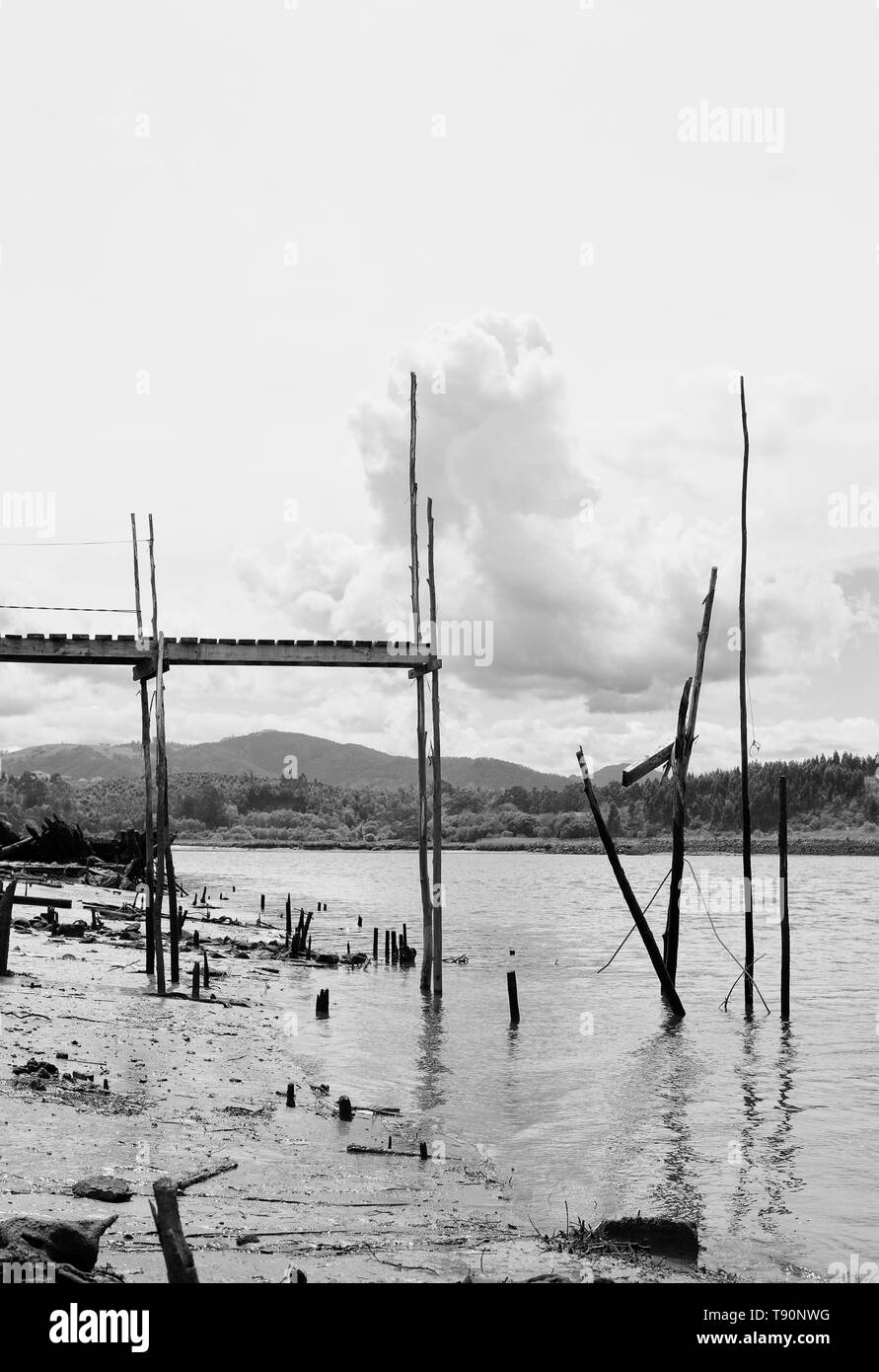 Un vecchio molo sul fiume Foto Stock