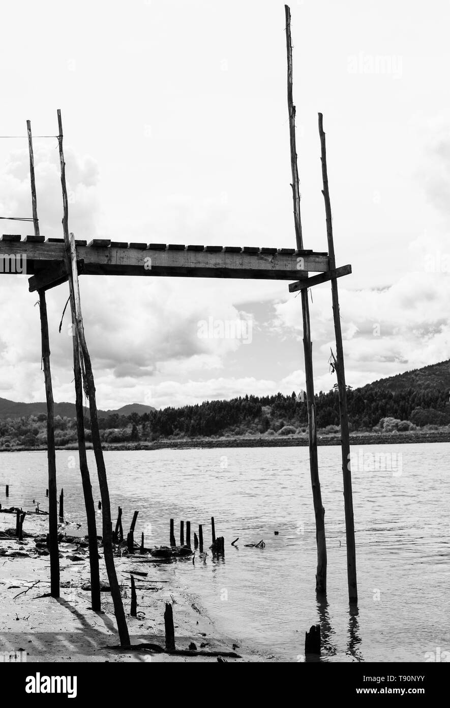 Un vecchio molo sul fiume Foto Stock