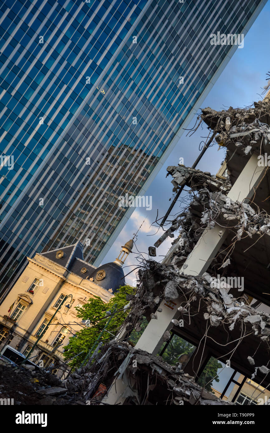 Nella pianificazione urbana, Brusselization è la indiscriminata e incurante introduzione di alti edifici moderni in gentrified quartieri e ha Foto Stock