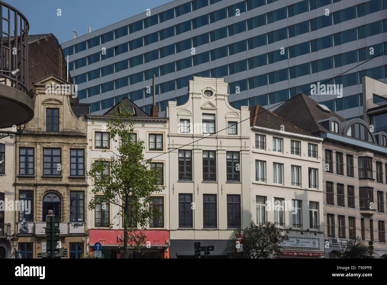 Nella pianificazione urbana, Brusselization è la indiscriminata e incurante introduzione di alti edifici moderni in gentrified quartieri e ha Foto Stock