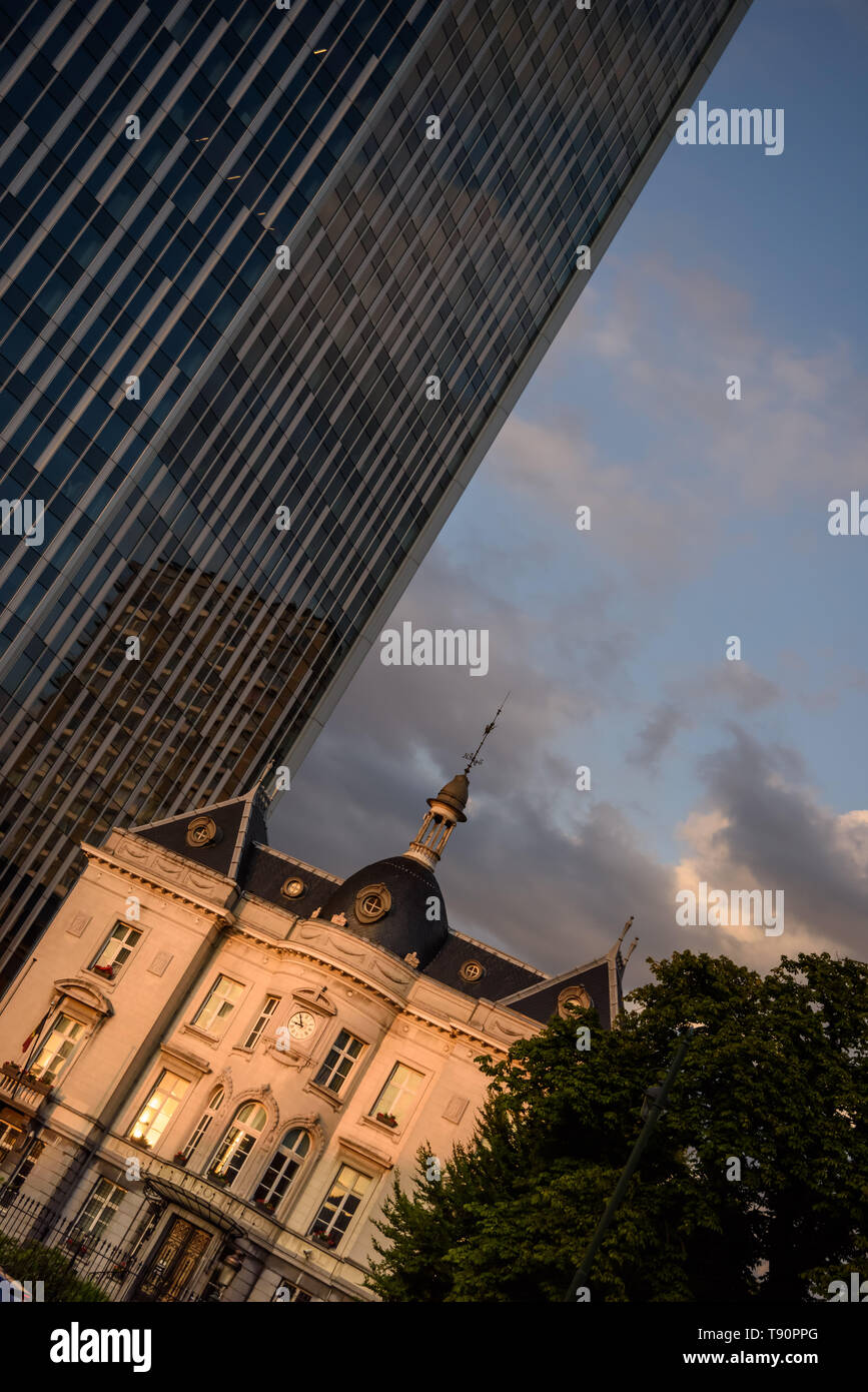 Nella pianificazione urbana, Brusselization è la indiscriminata e incurante introduzione di alti edifici moderni in gentrified quartieri e ha Foto Stock