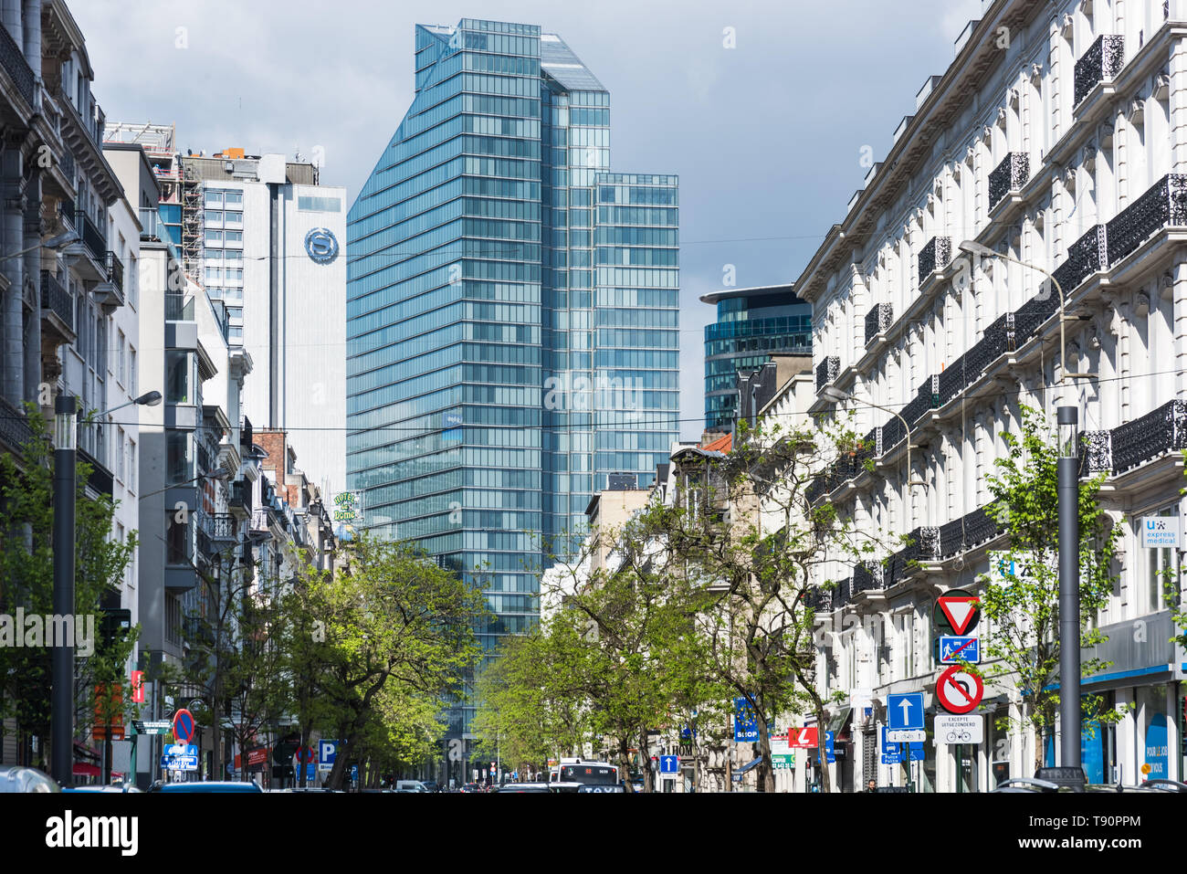 Nella pianificazione urbana, Brusselization è la indiscriminata e incurante introduzione di alti edifici moderni in gentrified quartieri e ha Foto Stock