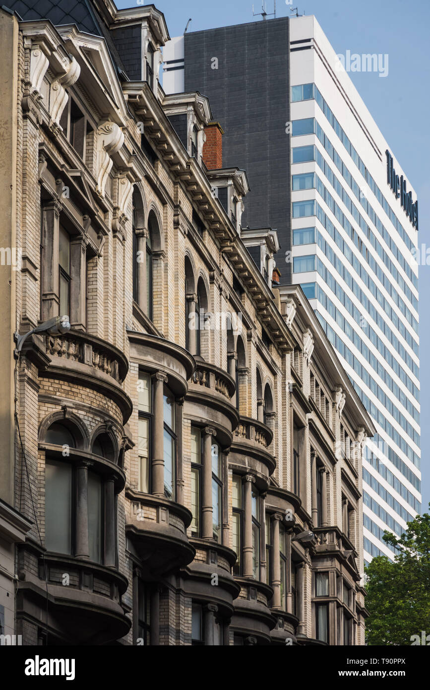 Nella pianificazione urbana, Brusselization è la indiscriminata e incurante introduzione di alti edifici moderni in gentrified quartieri e ha Foto Stock