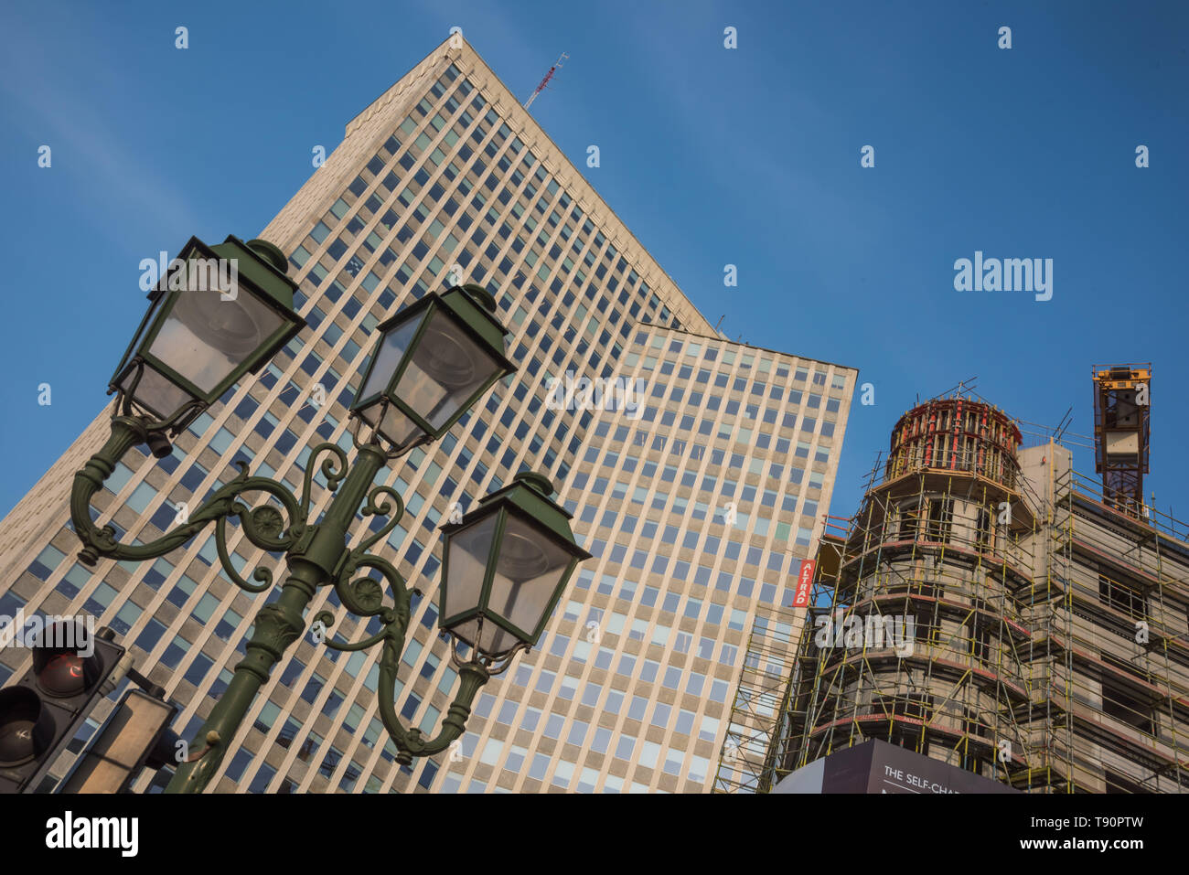Nella pianificazione urbana, Brusselization è la indiscriminata e incurante introduzione di alti edifici moderni in gentrified quartieri e ha Foto Stock