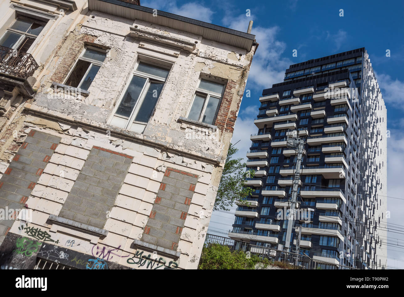 Nella pianificazione urbana, Brusselization è la indiscriminata e incurante introduzione di alti edifici moderni in gentrified quartieri e ha Foto Stock