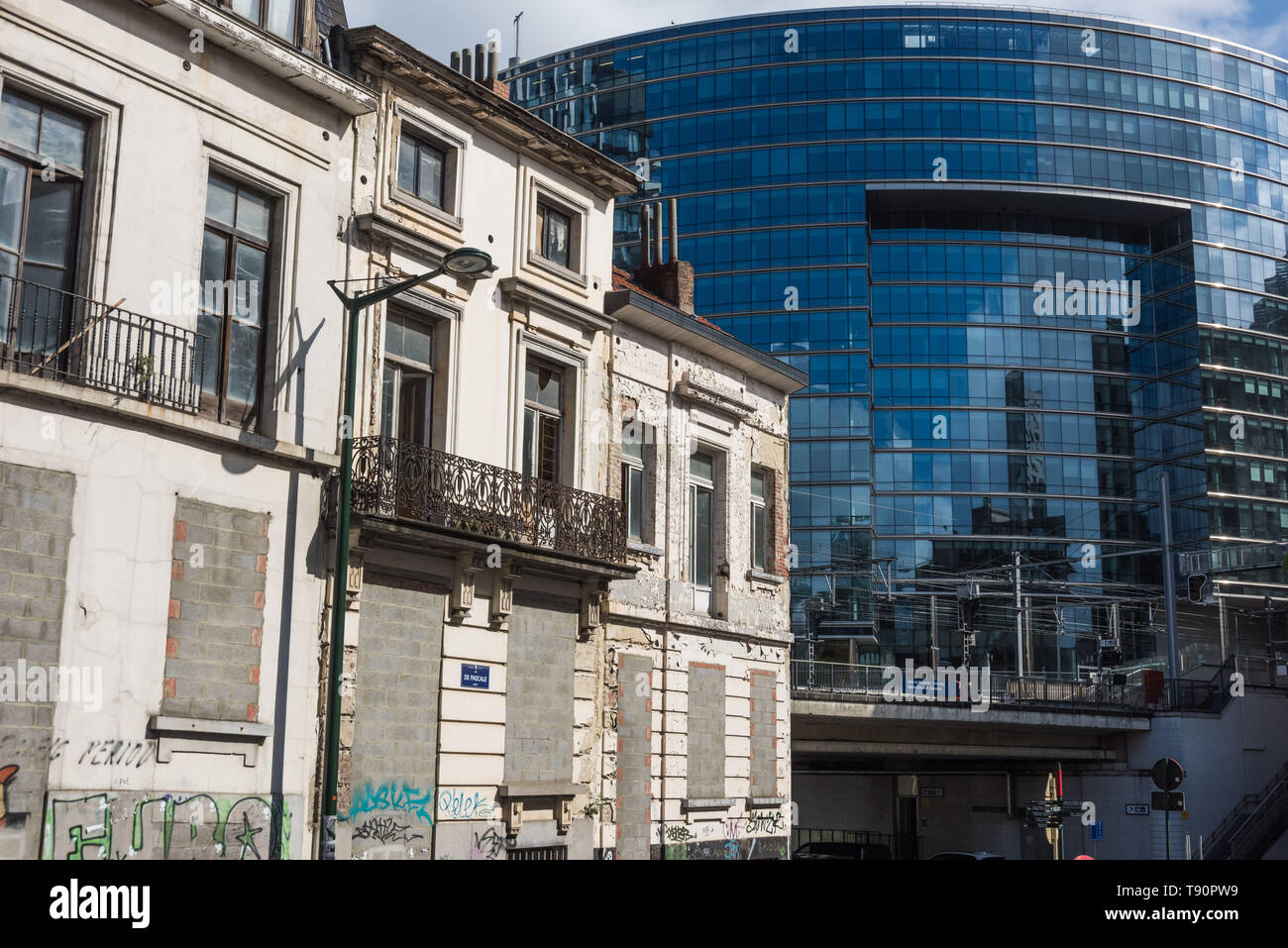 Nella pianificazione urbana, Brusselization è la indiscriminata e incurante introduzione di alti edifici moderni in gentrified quartieri e ha Foto Stock