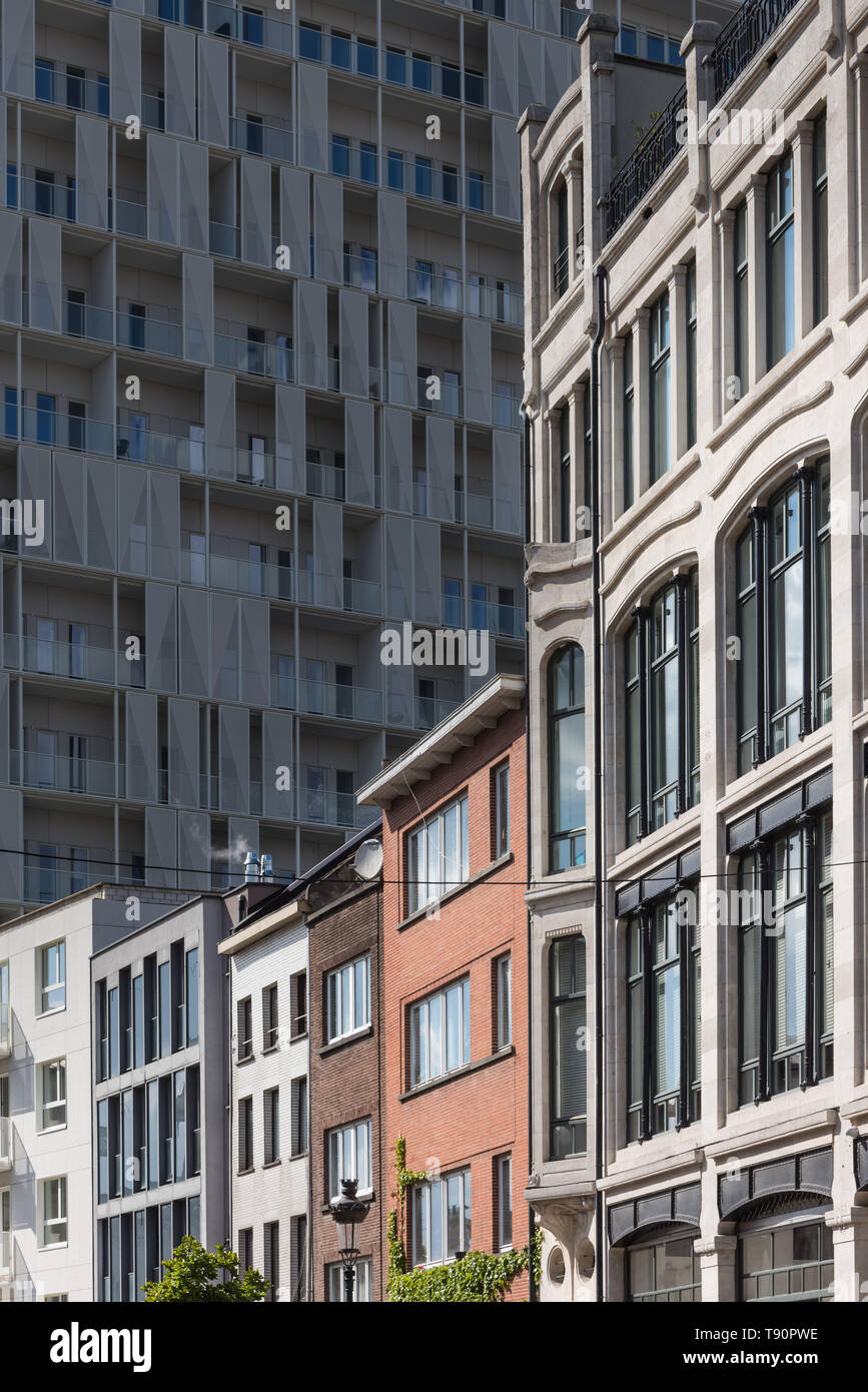 Nella pianificazione urbana, Brusselization è la indiscriminata e incurante introduzione di alti edifici moderni in gentrified quartieri e ha Foto Stock