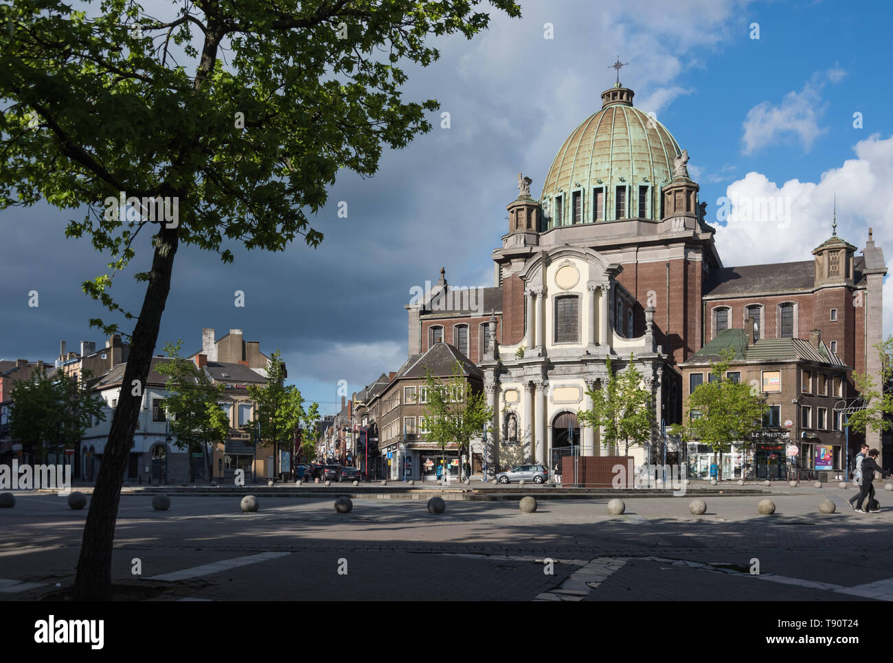 Zentrum von Charleroi und Saint-Christophe-Kirche. Der Ursprung des Gebäudes geht auf das Jahr 1667 zurück , als die Franzosen, die gerade die Stadt e Foto Stock