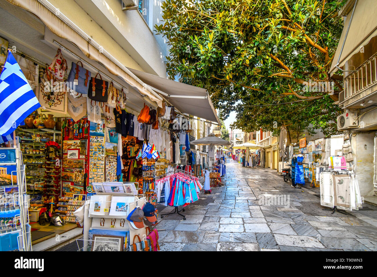 Una tipica strada turistica e del quartiere nel quartiere di Plaka di Atene, Grecia, con caffè e negozio di souvenir e mercati Foto Stock