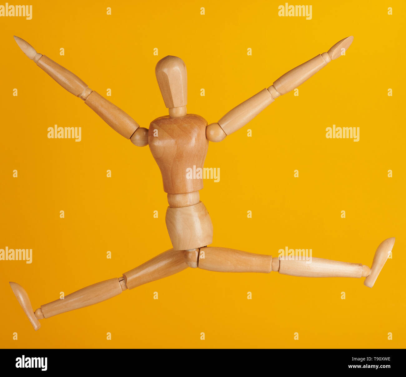 Felice giocattolo in salto in aria pongono isolato su sfondo giallo Foto Stock