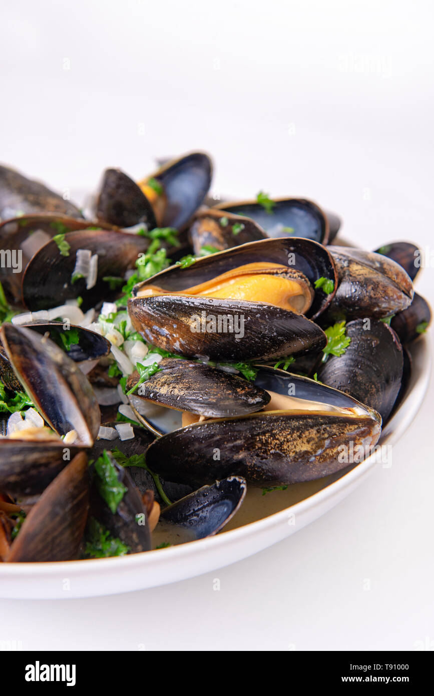 Piastra del preparato di cozze fresche con la cipolla e il prezzemolo mignonette isolate su sfondo bianco Foto Stock