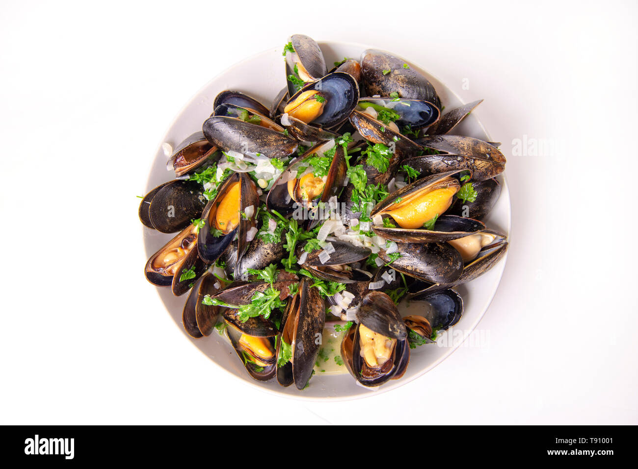 Piastra del preparato di cozze fresche con la cipolla e il prezzemolo mignonette isolate su sfondo bianco Foto Stock