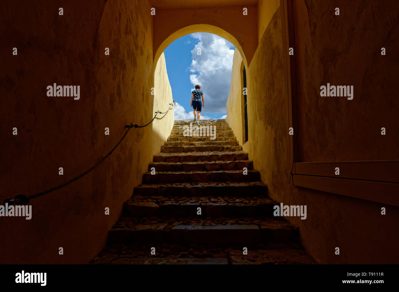 Salire le scale dalle tenebre alla luce a Forte de Santa Luzia, Elvas, Portogallo Foto Stock