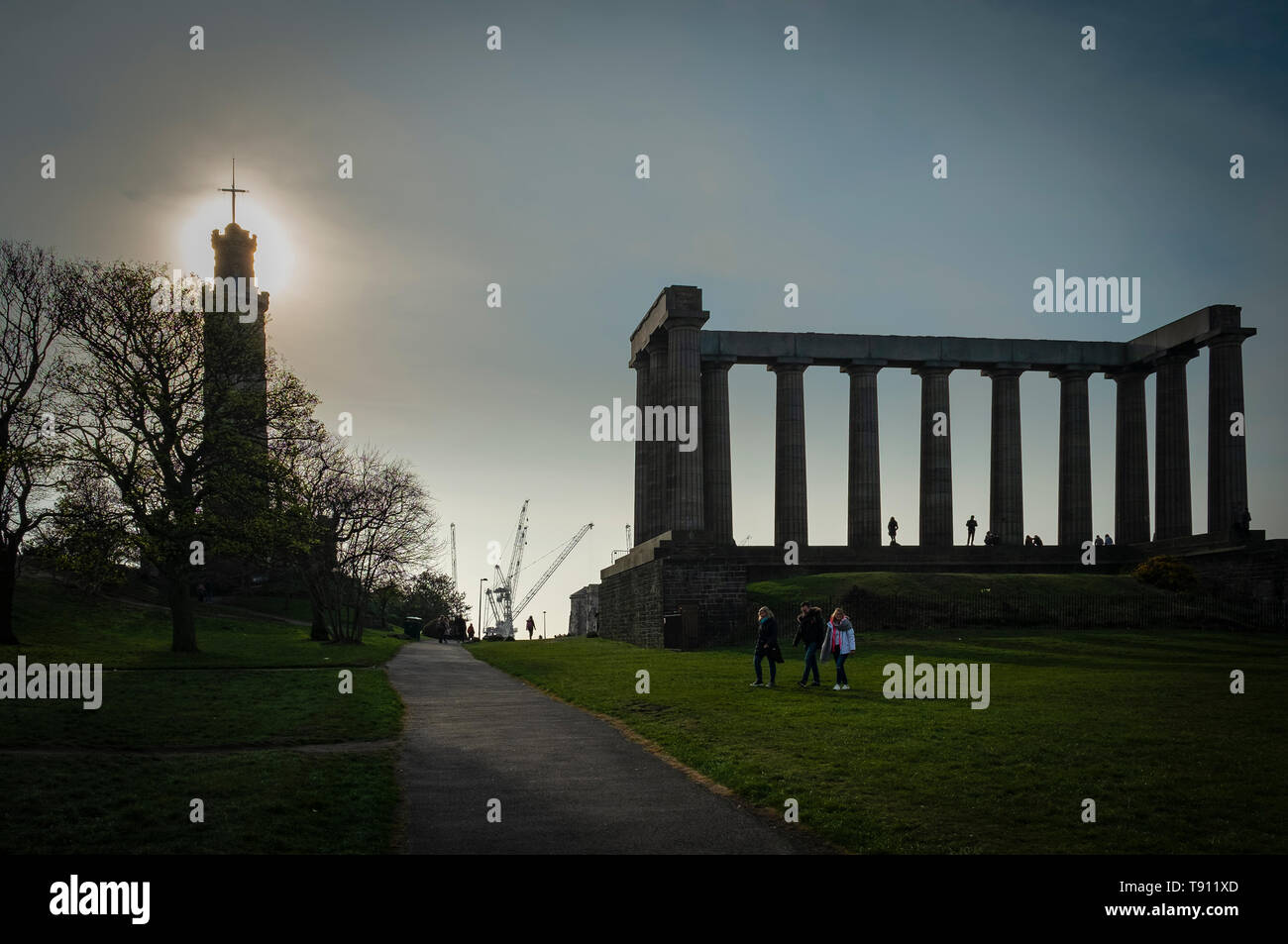 Il monumento nazionale, meglio noto come Edimburgo di vergogna con la torre di Nelson, Calton Hill, Edimburgo, Scozia Foto Stock