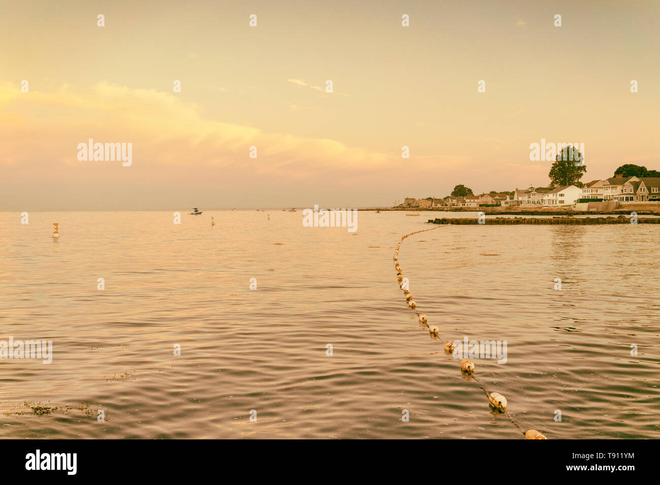 Il punto nero Beach, Niantic, Connecticut al crepuscolo ora d'oro del tramonto, golden seppia VSCO tipo filtro vintage ingaggia foto, vedere serie filtri di vario Foto Stock