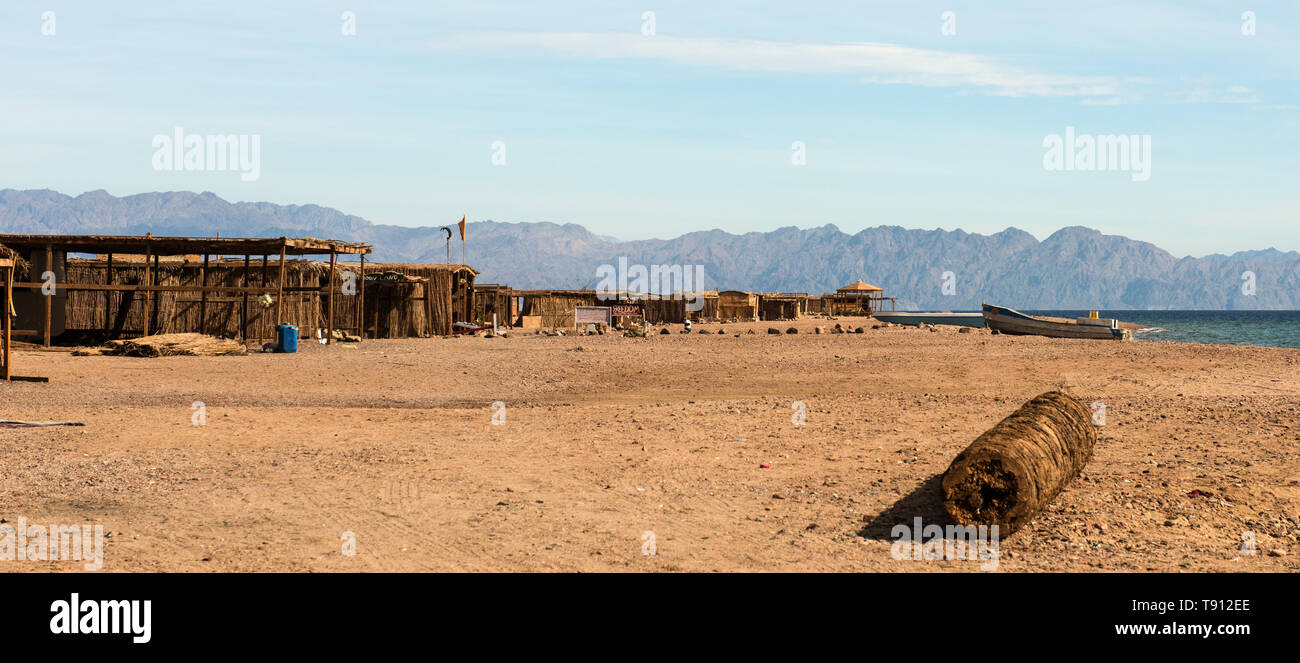 Paesaggio egiziano, villaggio beduino nel deserto del Sinai Foto Stock