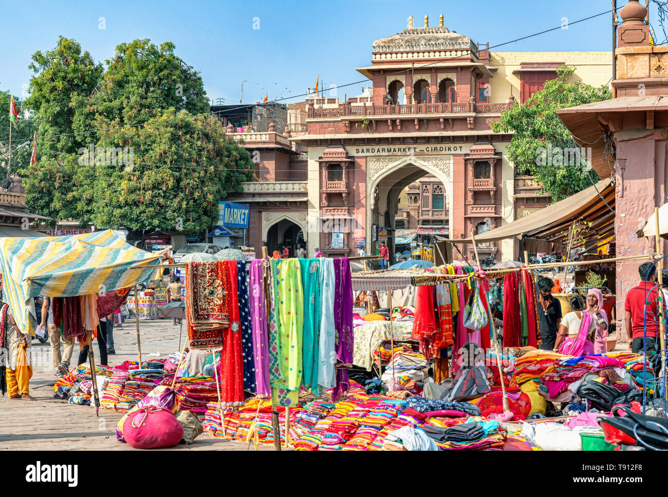 Jodhpur, India - 14 Ottobre 2018: People shopping a Sardar market place in Jodhpur, Rajasthan, India. Foto Stock