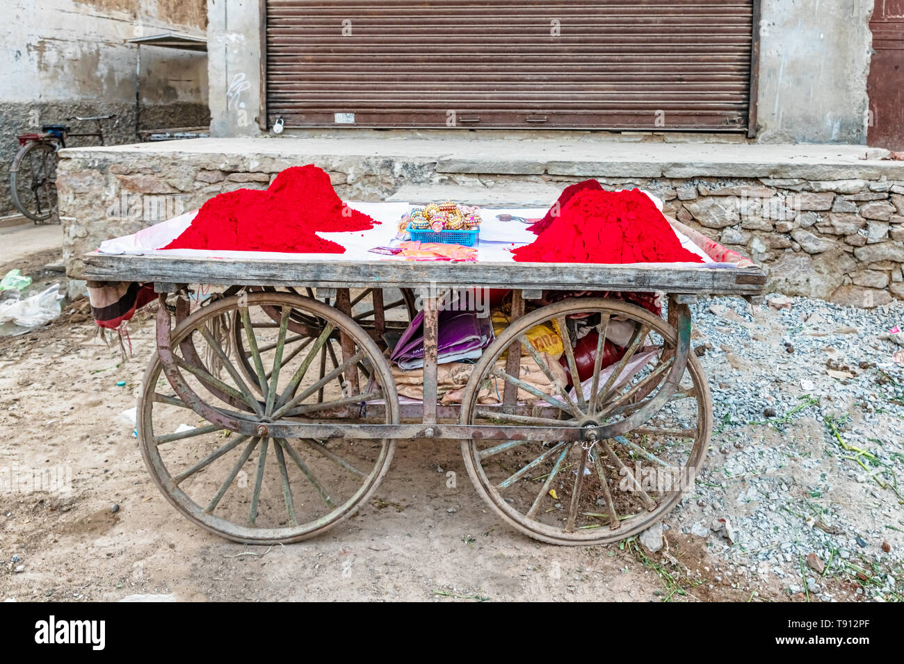 Holi festival colori a secco per la vendita su strada nella città di Pushkar, Rajasthan, India. Foto Stock