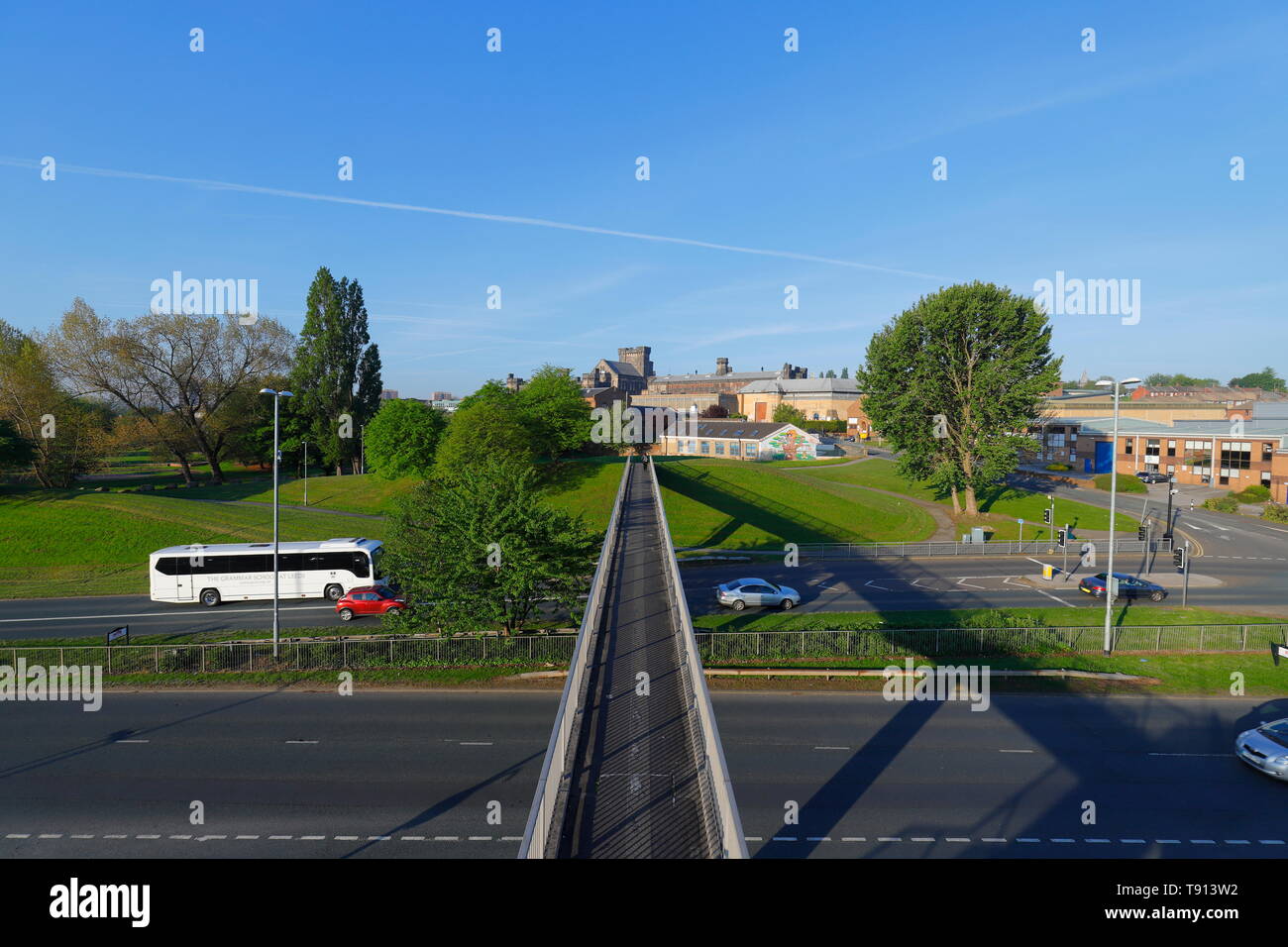 Una passerella sul Canal Street che conduce a HMP Armley. Foto Stock