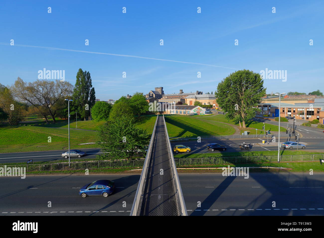 Una passerella sul Canal Street che conduce a HMP Armley. Foto Stock