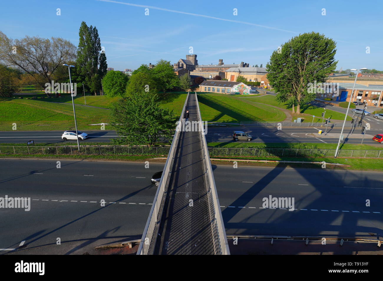 Una passerella sul Canal Street che conduce a HMP Armley. Foto Stock