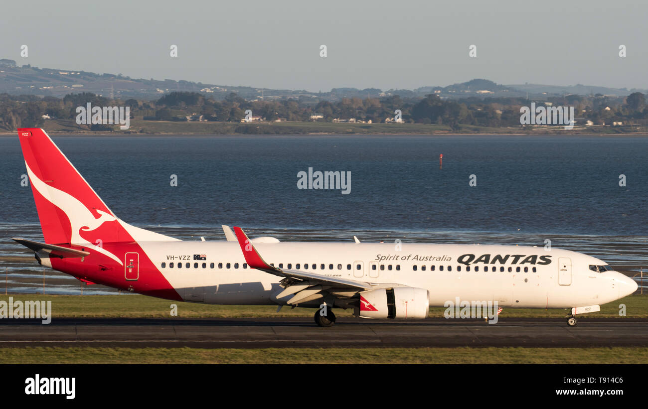 Qantas Boeing 737-838 VH-VZZ all aeroporto AKL, NZ Foto Stock