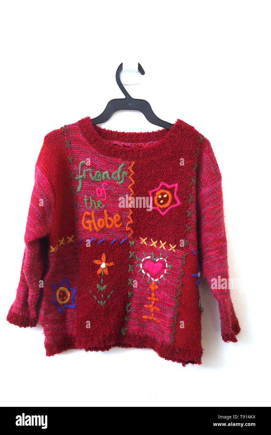 Un bambino amici di maglia del globo il ponticello Foto Stock