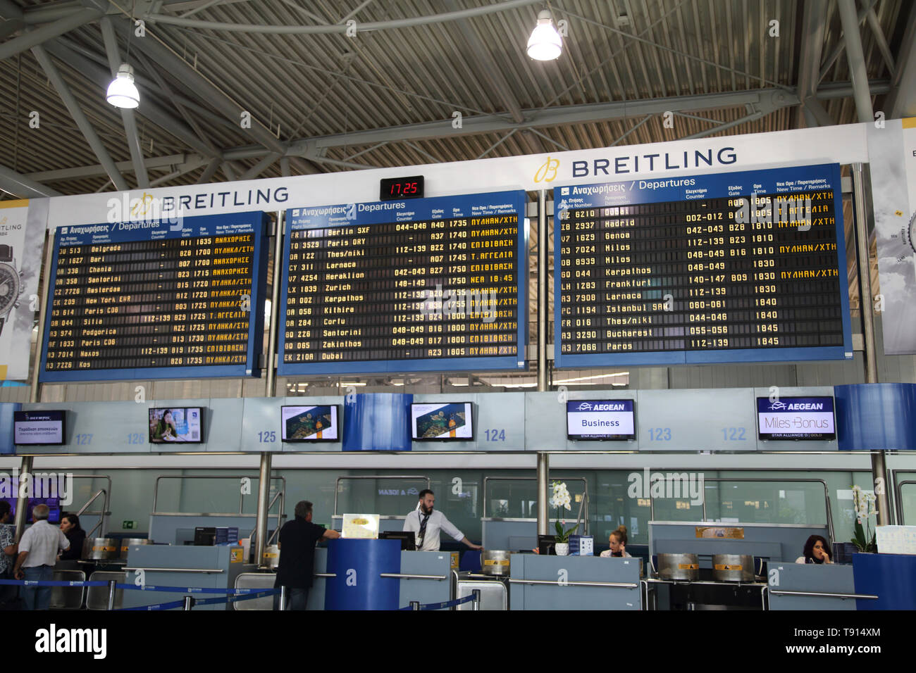 Atene Grecia Athens Airport Verifica in escursioni e partenze Board Foto Stock