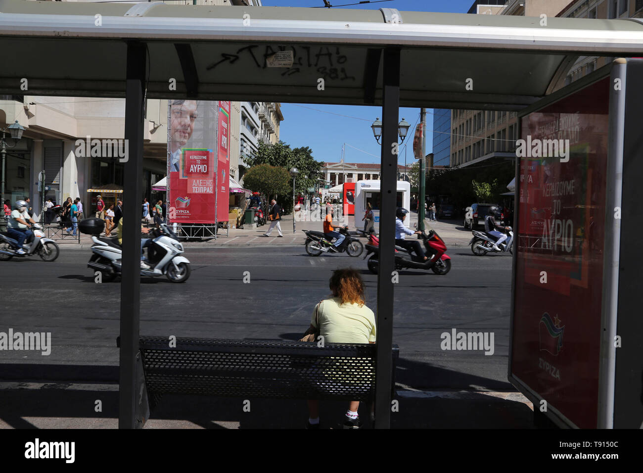 Atene Piazza Syntagma Grecia persone in attesa alla fermata del Bus partito SYRIZA manifesto politico Foto Stock