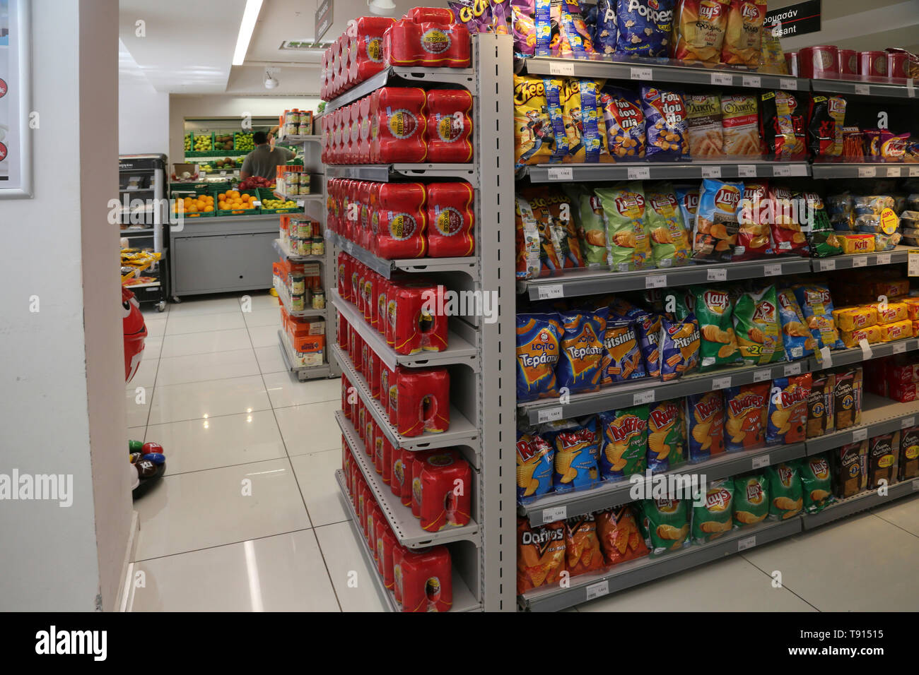 Vouliagmeni Attica Grecia greco supermercato cibo sugli scaffali Foto Stock