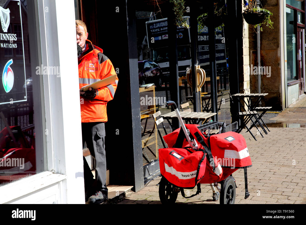 Bearsden Cross Glasgow Scotland Royal Mail portalettere con trolley Foto Stock