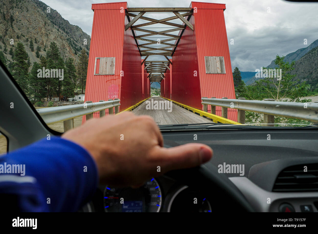 La guida su una singola corsia sul vecchio e storico ponte rosso, Similkameen River Bridge n. 6, in Keremeos, British Columbia, Canada. Foto Stock