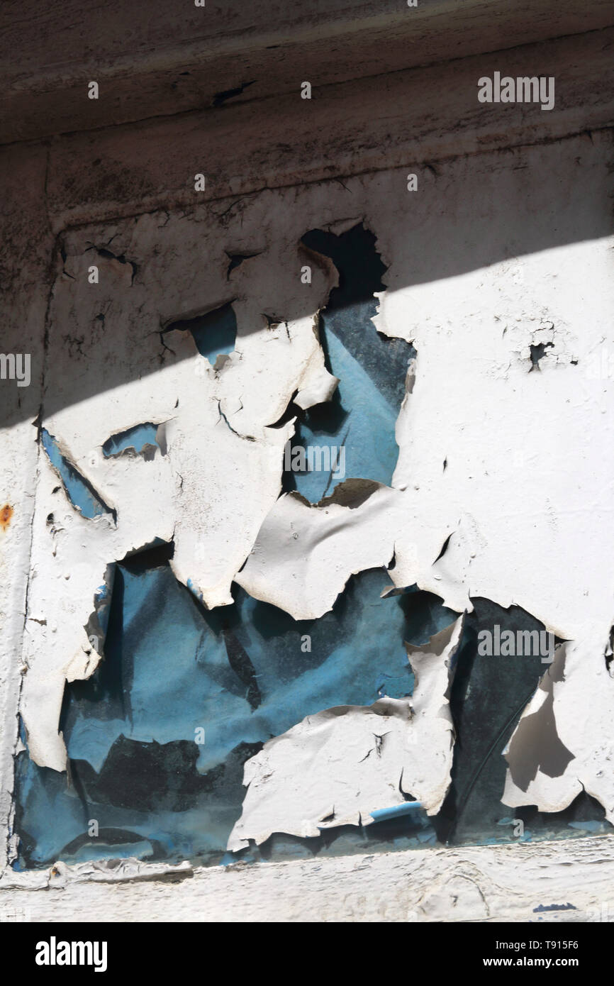 Porto Korissia Kea Isola Grecia Peeling e incrinato la vernice sulla finestra Foto Stock