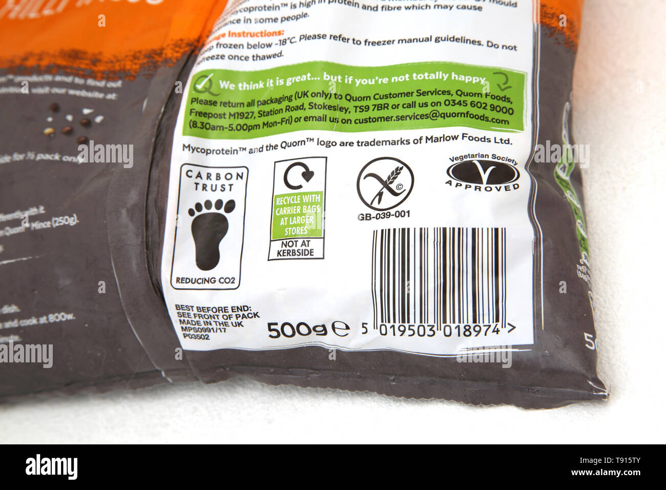 Vegan Quorn tritare finemente il retro della confezione che mostra i simboli per il Carbon Trust, riciclo, senza glutine e Società Vegetariana approvato Foto Stock