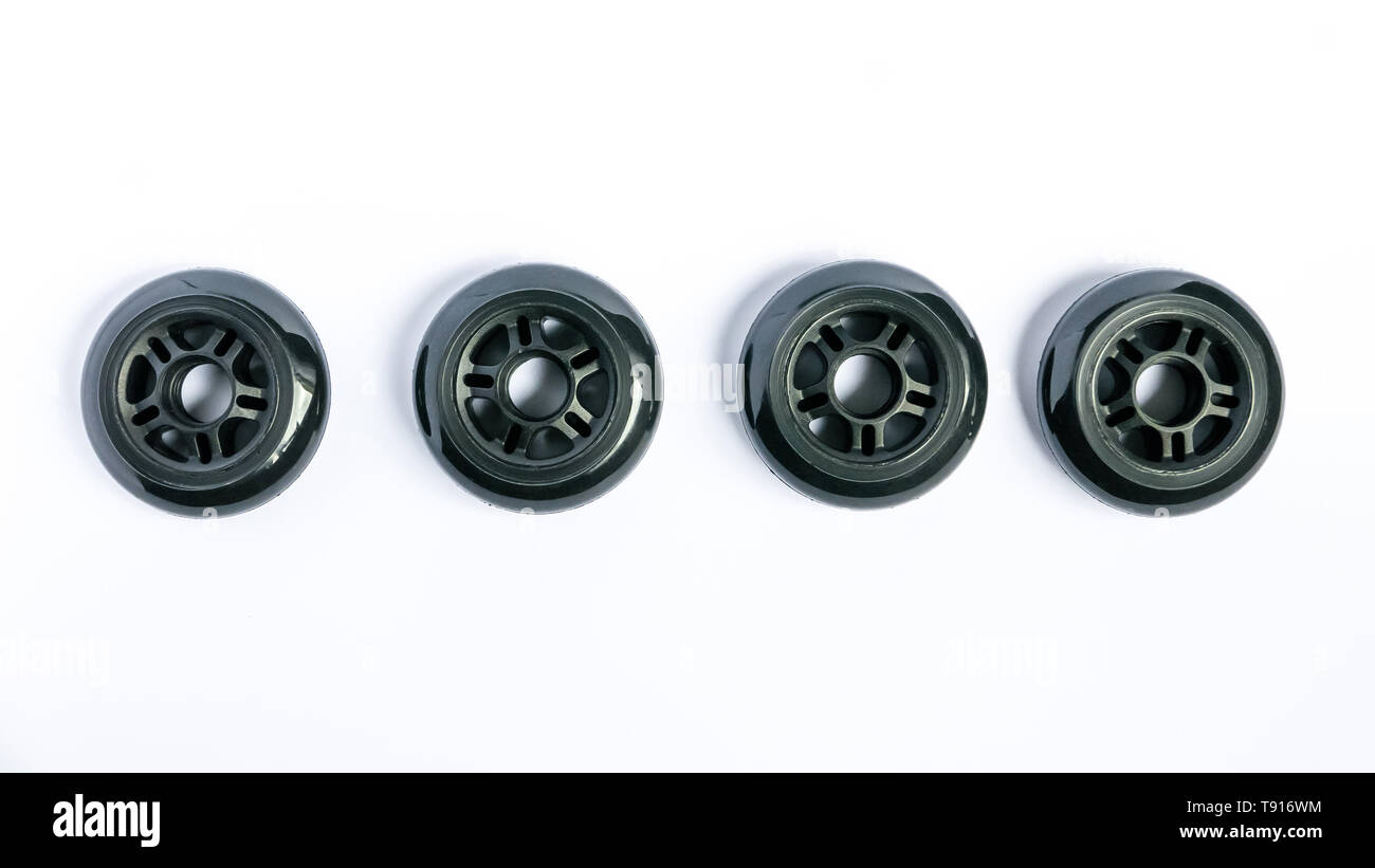 Pattino a rotelle in linea ruote, una serie di ruote rollerblade isolati su sfondo bianco Foto Stock