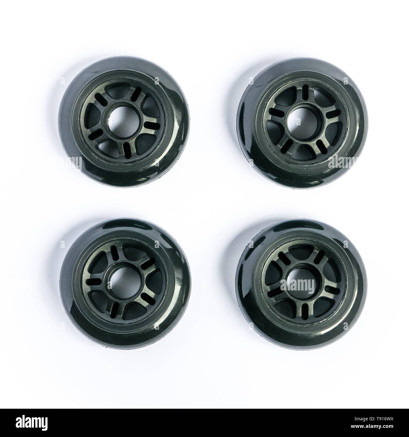 Pattino a rotelle in linea ruote, quattro ruote rollerblade isolati su sfondo bianco Foto Stock