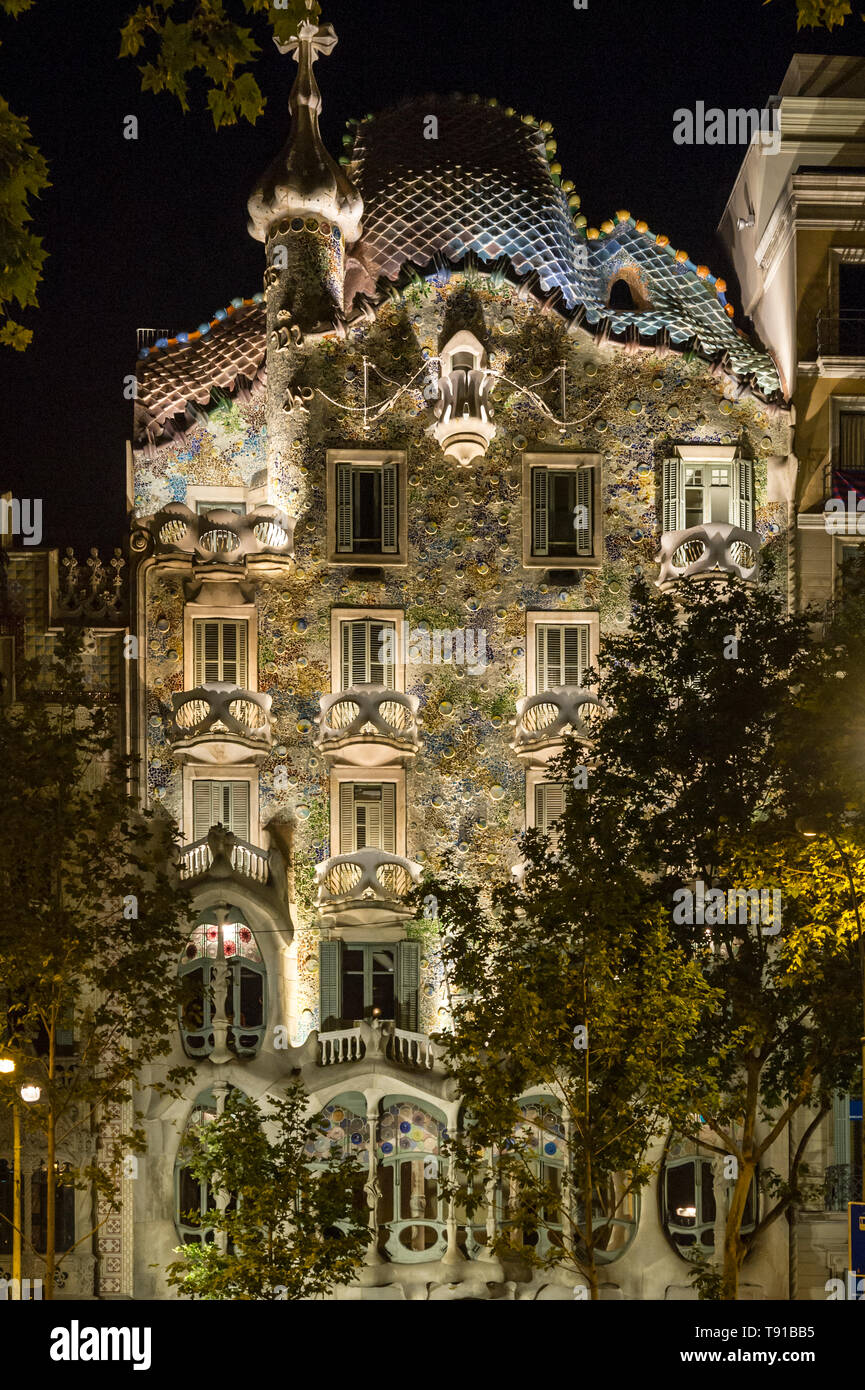 La facciata della Casa Batllo di notte, Barcellona, Spagna Foto Stock