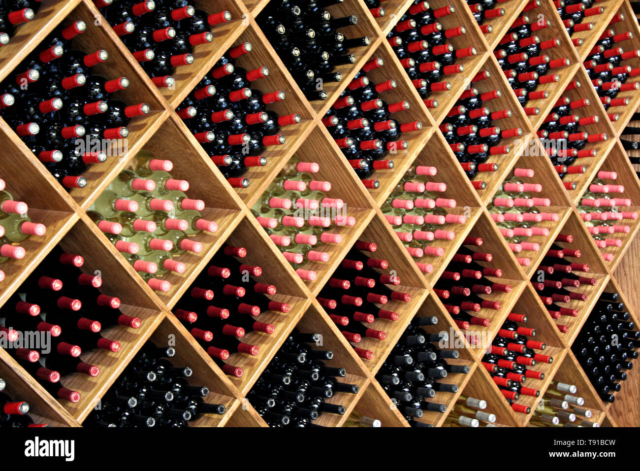 Scaffali portabottiglie in cantina Peju, California Foto Stock