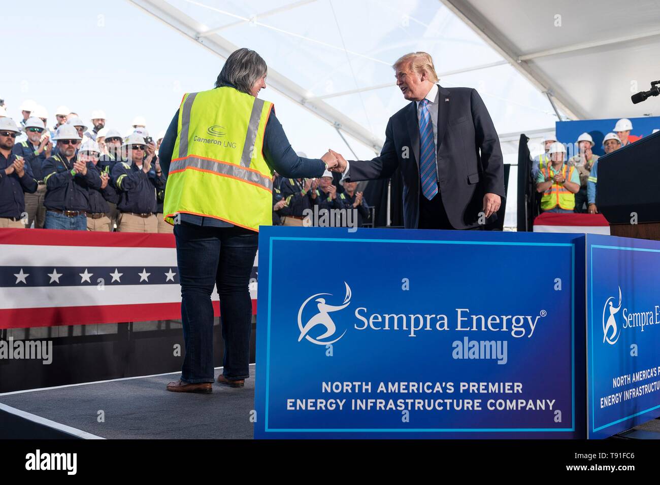 U.S presidente Donald Trump saluta un lavoratore durante un rally al Sempra Energy Cameron LNG terminale di esportazione cerimonia di apertura Maggio 14, 2019 in Hackberry, Louisiana. Foto Stock