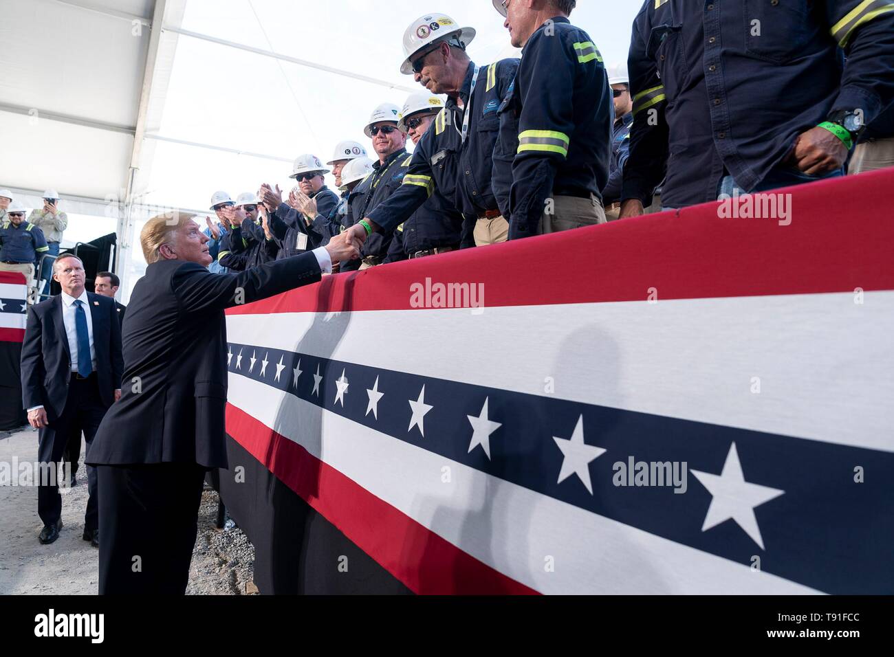 U.S presidente Donald Trump saluta i lavoratori durante un rally al Sempra Energy Cameron LNG terminale di esportazione cerimonia di apertura Maggio 14, 2019 in Hackberry, Louisiana. Foto Stock