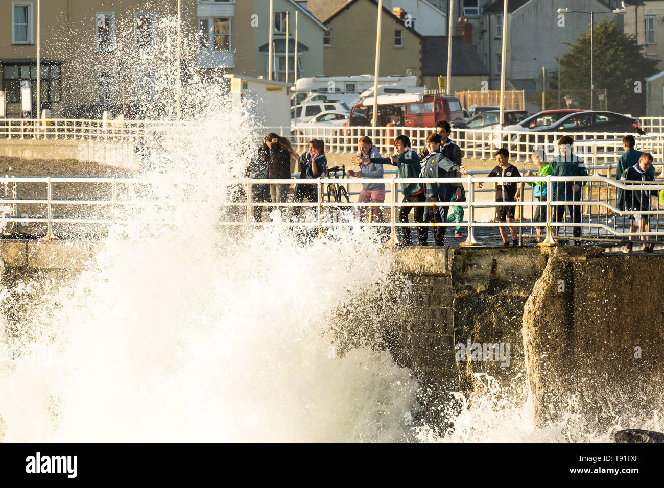 Aberystwyth Wales UK, mercoledì 15 maggio 2019 UK Meteo: un gruppo di scout getting spruzzato dalle onde in Aberystwyth, su una soleggiata e molto calda serata di maggio, come l'incantesimo di alta pressione continua a dominare il meteo su IL REGNO UNITO Photo credit: keith morris/Alamy Live News Foto Stock