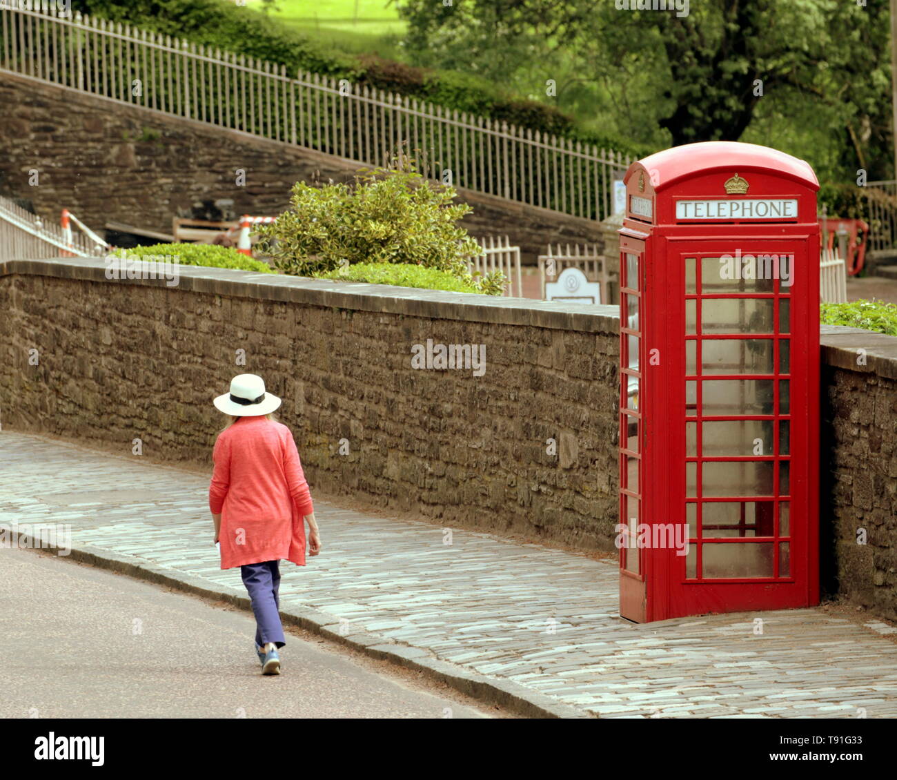 Lanark, Scozia, Regno Unito, 15 maggio 2019, UK Meteo. Sunny scorcher di un giorno a New Lanark World Heritage Centre per locali e turisti. Credito traghetto Gerard/Alamy Live News Foto Stock