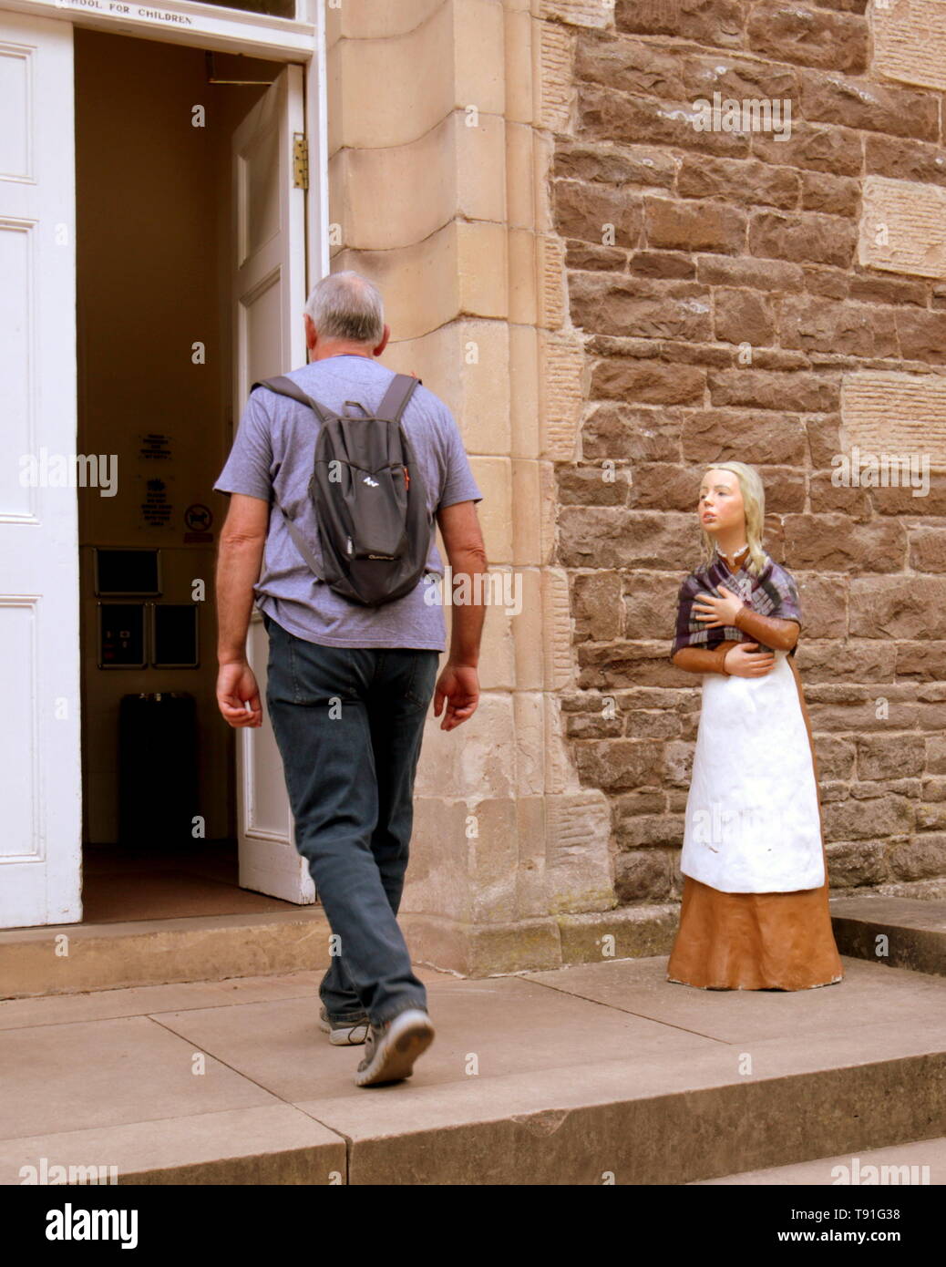 Lanark, Scozia, Regno Unito, 15 maggio 2019, UK Meteo. Sunny scorcher di un giorno a New Lanark World Heritage Centre per locali e turisti. Credito traghetto Gerard/Alamy Live News Foto Stock