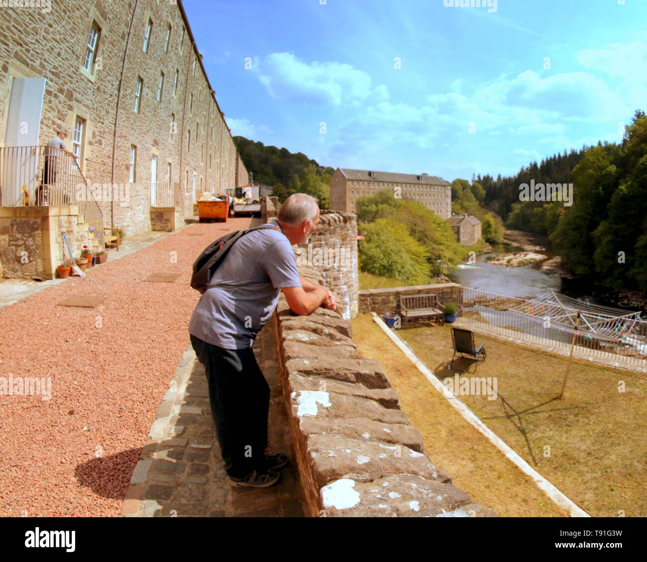 Lanark, Scozia, Regno Unito, 15 maggio 2019, UK Meteo. Sunny scorcher di un giorno a New Lanark World Heritage Centre per locali e turisti. Credito traghetto Gerard/Alamy Live News Foto Stock