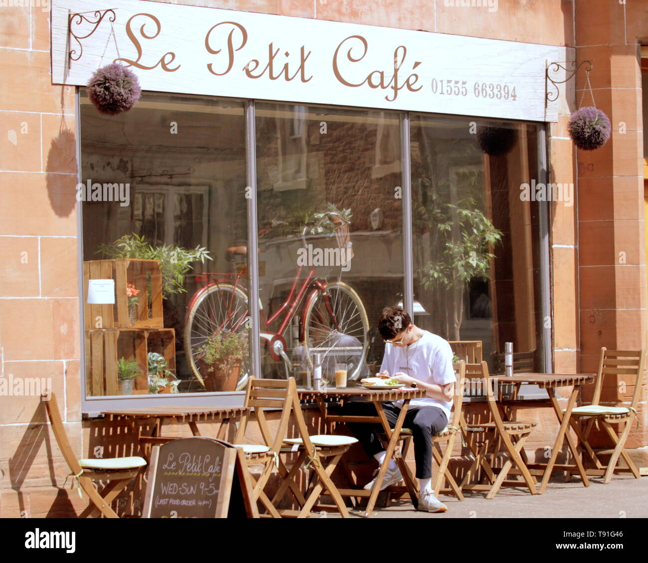Lanark, Scozia, Regno Unito, 15 maggio 2019, UK Meteo. Sunny scorcher di un giorno a New Lanark World Heritage Centre per locali e turisti. Credito traghetto Gerard/Alamy Live News Foto Stock