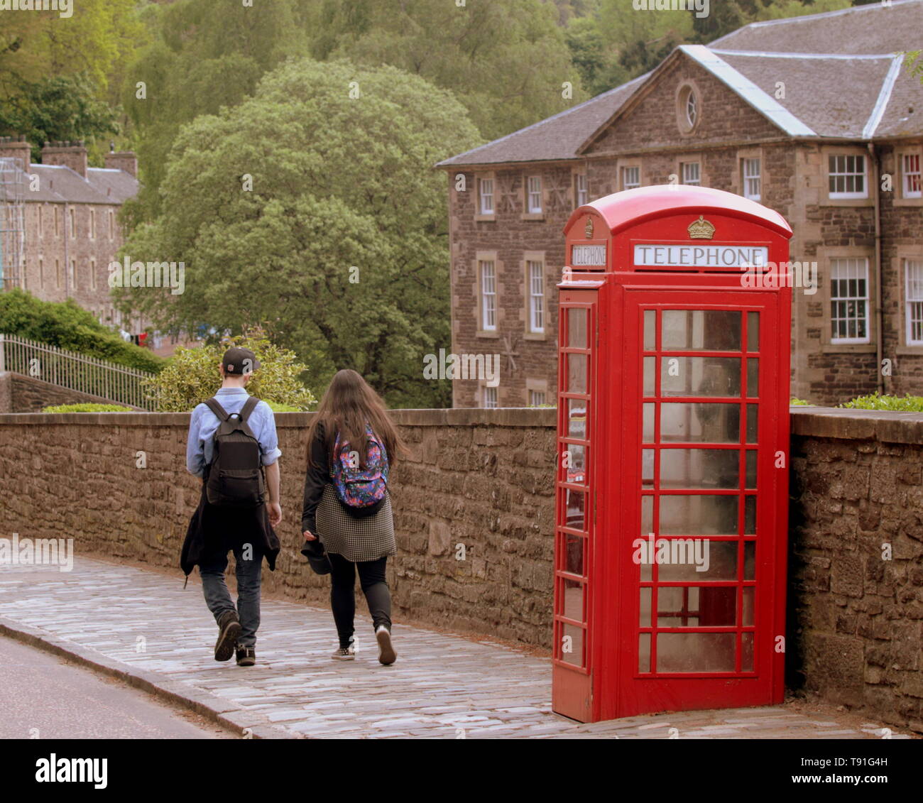 Lanark, Scozia, Regno Unito, 15 maggio 2019, UK Meteo. Sunny scorcher di un giorno a New Lanark World Heritage Centre per locali e turisti. Credito traghetto Gerard/Alamy Live News Foto Stock