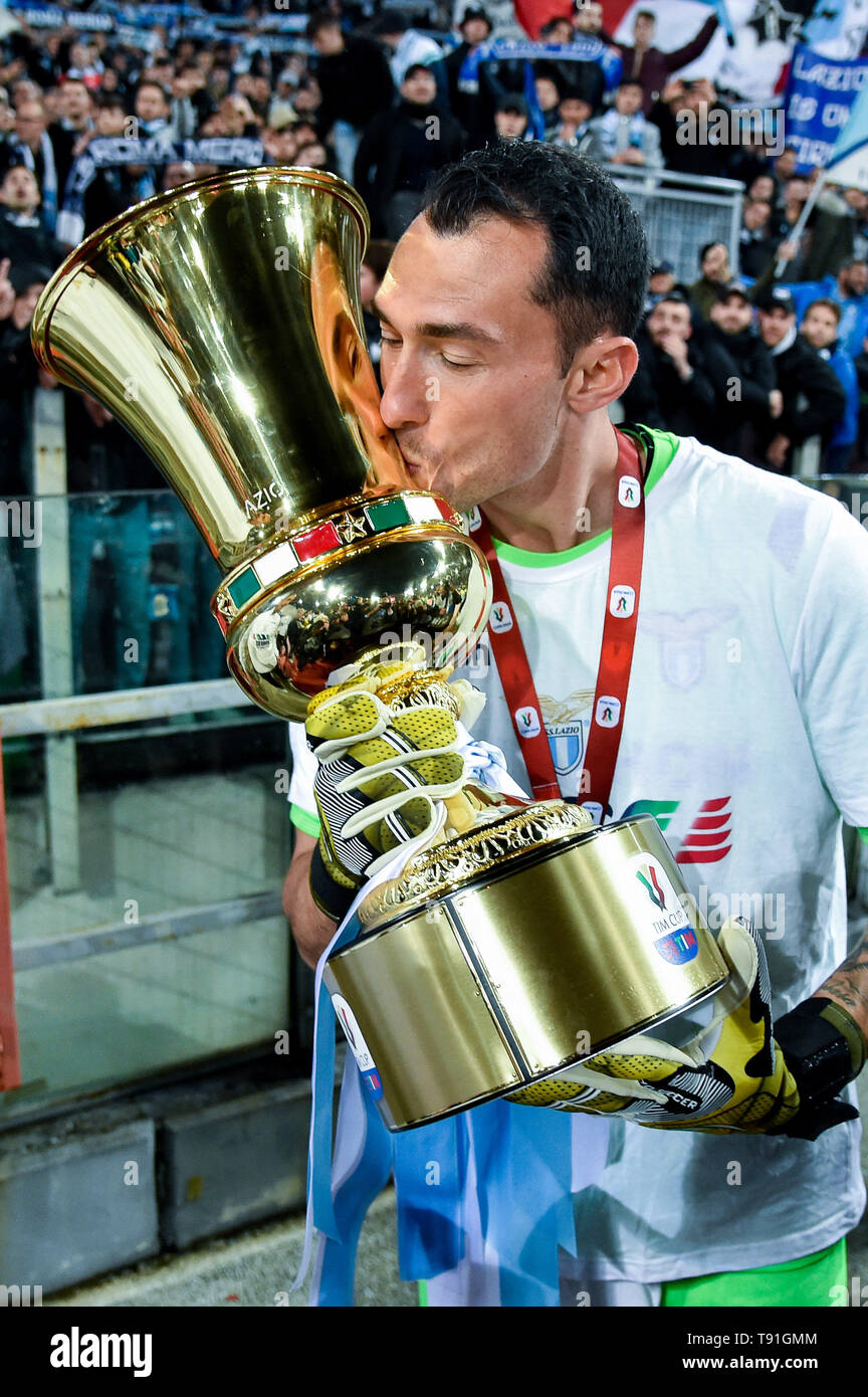 Roma, Italia. 15 Maggio, 2019. Silvio Proto di SS Lazio bacia il trofeo al termine delle finali della Coppa Italia match tra Atalanta e Lazio allo Stadio Olimpico di Roma, Italia il 15 maggio 2019. Foto di Giuseppe mafia. Credit: UK Sports Pics Ltd/Alamy Live News Foto Stock