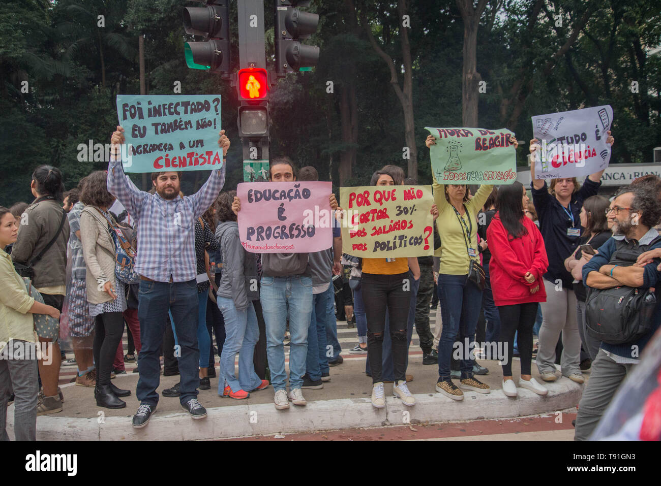 Sao Paulo, Brasile. 15 Maggio, 2019. SP - Sao Paulo - 15/05/2019 - Sciopero nazionale di istruzione - Gli studenti e i lavoratori sono in sciopero nazionale, contro il blocco dei fondi da parte del Ministero della Pubblica istruzione per gli istituti di istruzione, lo sciopero interessa 21 Stati e il distretto federale in Sao Paulo l atto incentrato sulla USP e la libera vo dei lavoratori di MASP di istituzioni educative e studenti realizzano striscioni e gridare slogan contro il Presidente Jair Bolsonaro. Foto: Hrodrick Oliveira/AGIF Credito: AGIF/Alamy Live News Foto Stock